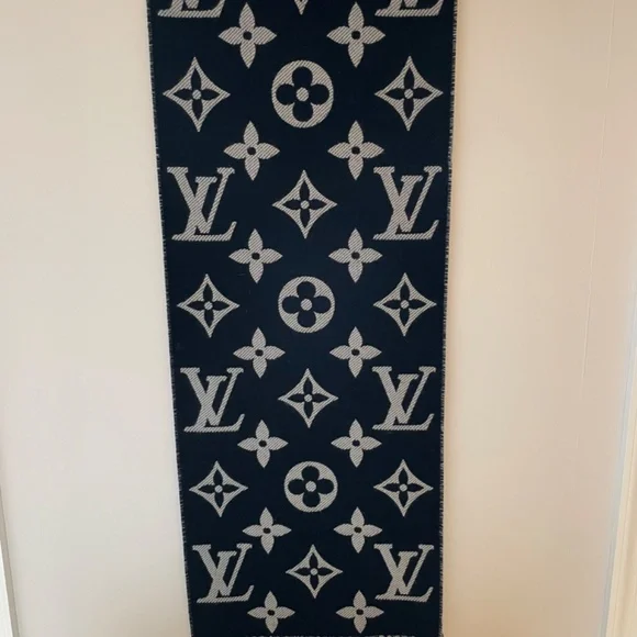 NEW & RARE Black Louis Vuitton Simply Scarf - original packaging